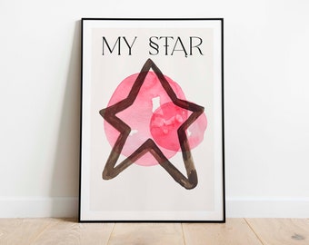 Può includere: Una stampa incorniciata con il testo "MY STAR" in lettere nere. La stampa presenta una grande forma a stella nera su uno sfondo acquerellato rosa.