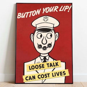 Puede incluir: Un cartel vintage rojo y blanco con una ilustración de dibujos animados de un hombre con un uniforme azul marino y un sombrero blanco. El hombre tiene un botón cosido sobre la boca. El cartel dice "Button your lip! Loose talk can cost lives."
