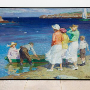 Puede incluir: Una pintura de un grupo de personas en una playa cerca de una masa de agua. Las personas visten ropa de verano y están de pie cerca de un pequeño bote. El agua es azul y el cielo es azul claro. La pintura está enmarcada en negro.
