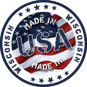 Op de afbeelding: Een witte cirkel met een blauwe rand en sterren rond de rand. Binnen de cirkel bevindt zich een rood-wit-blauwe Amerikaanse vlag met de woorden "Made in USA" en "Made in Wisconsin" rond de vlag.