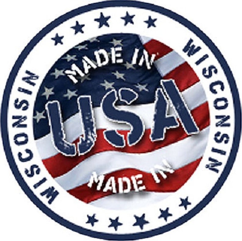 Op de afbeelding: Een witte cirkel met een blauwe rand en sterren rond de rand. Binnen de cirkel bevindt zich een rood-wit-blauwe Amerikaanse vlag met de woorden "Made in USA" en "Made in Wisconsin" rond de vlag.