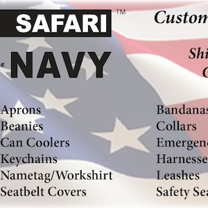 Op de afbeelding: Een Amerikaanse vlag in rood, wit en blauw met de woorden "NORTHERN SAFARI ARMY NAVY" in zwarte tekst. De vlag is gedrapeerd over een kompas met de letters N, S, E en W. Onder de vlag staan twee kolommen met tekst die verschillende producten opsommen, waaronder bloedgroepbandjes, takbandjes, hondenpenningen, hoed/vlagpatches, naambandjes, hulphonden, schorten, mutsen, koelboxen, sleutelhangers, naambadge/werkhemd en stoelhoezen. De tekst "Aangepast / Gepersonaliseerd" staat in de rechterbovenhoek van de afbeelding. De tekst "Verzending binnen 24-48 uur GARANTIE!" staat onder de tekst "Aangepast / Gepersonaliseerd". De tekst "Made in USA" staat in de rechterbenedenhoek van de afbeelding.