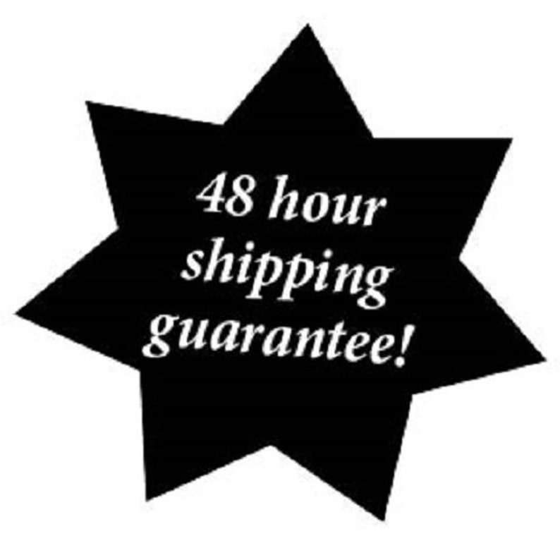 Op de afbeelding: Zwart-witte stervormige afbeelding met de tekst "48 hour shipping guarantee!"