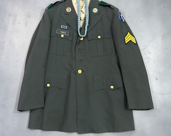 Vintage US-Army-Uniformjacke und -hemd aus der Vietnam-Ära, grün, mit Abzeichen