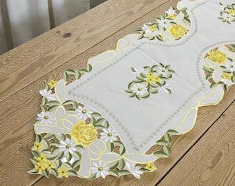 Nuevo camino de mesa de 68 pulgadas Nwot Primavera Blanco Amarillo Floral Rosas Estilo Victoriano Deco