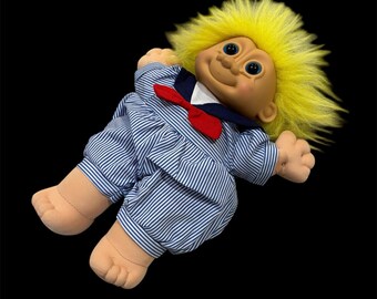 Peluche vintage Russ Troll KID con traje de marinero azul y blanco, 30 cm
