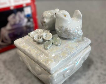 Plato de porcelana vintage con forma de pájaro y tapa, color blanco perlado, ideal como regalo para niña.