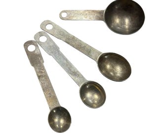 Cucharas medidoras de aluminio vintage de los años 50, utensilios de cocina primitivos para hornear de mediados de siglo