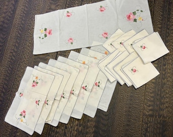 Servilletas y manteles individuales vintage bordados con diseño floral, blanco, desgastado y rosa.