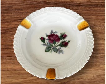 Cinzeiro vintage de porcelana com detalhes em dourado e rosa, elegante e com estilo shabby chic.