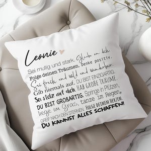 Könnte beinhalten: Ein weißes Kissen mit schwarzem Text, der "Leonie Sei mutig und stark. Glaube an dich. Folge deinen Träumen. Denke positiv. Sei frech and wild und wunderbar. Gib niemals auf. DU BIST EINZIGARTIG. Sei stolz auf dich. HAB GROBE TRAUME. DU BIST GROBARTIG. Springe in Pfützen, liege im gras, tanze im Regen, GREIF NACH DEN STERNEN. FOLGE DEINEM HERZEN. DU KANNST ALLES SCHAFFEN!" lautet.