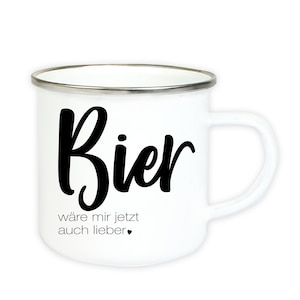 Puede incluir: Taza de esmalte blanco con la palabra "Bier" en negro en cursiva y el texto "w&auml;re mir jetzt auch lieber." La taza tiene un borde plateado.