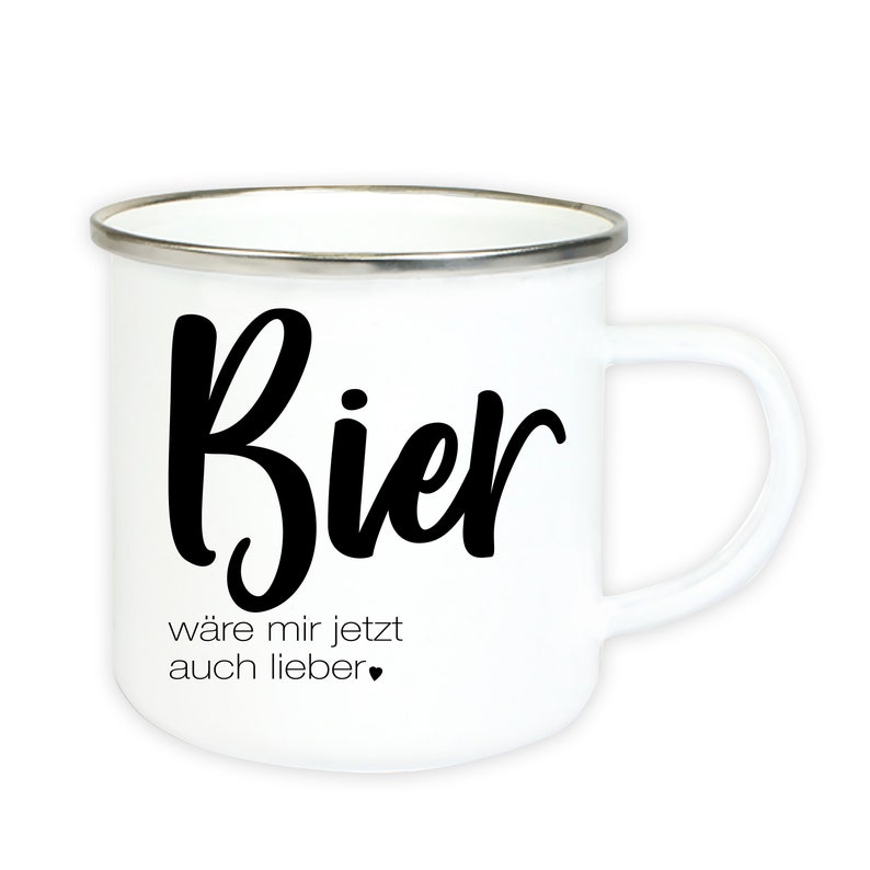 Puede incluir: Taza de esmalte blanco con la palabra "Bier" en negro en cursiva y el texto "w&auml;re mir jetzt auch lieber." La taza tiene un borde plateado.