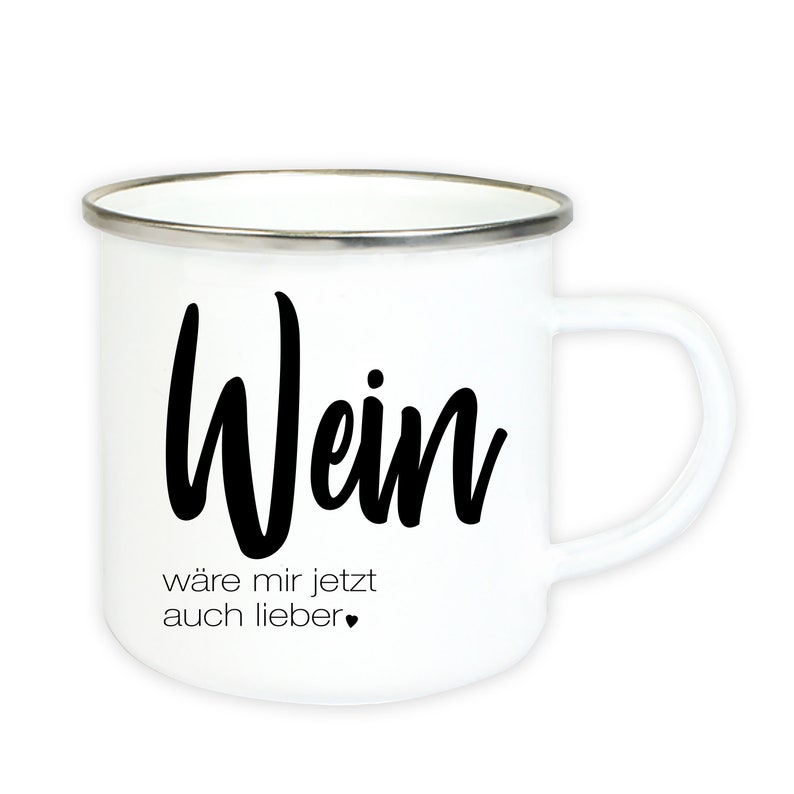 Puede incluir: Taza de esmalte blanco con una inscripci&oacute;n negra que dice "Wein" y "w&auml;re mir jetzt auch lieber".