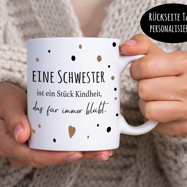 Personalisierbare Tasse „Eine Schwester ist ein Stück Kindheit, das für immer bleibt.“ | Tasse Schwester | persönliches Geschenk Schwester