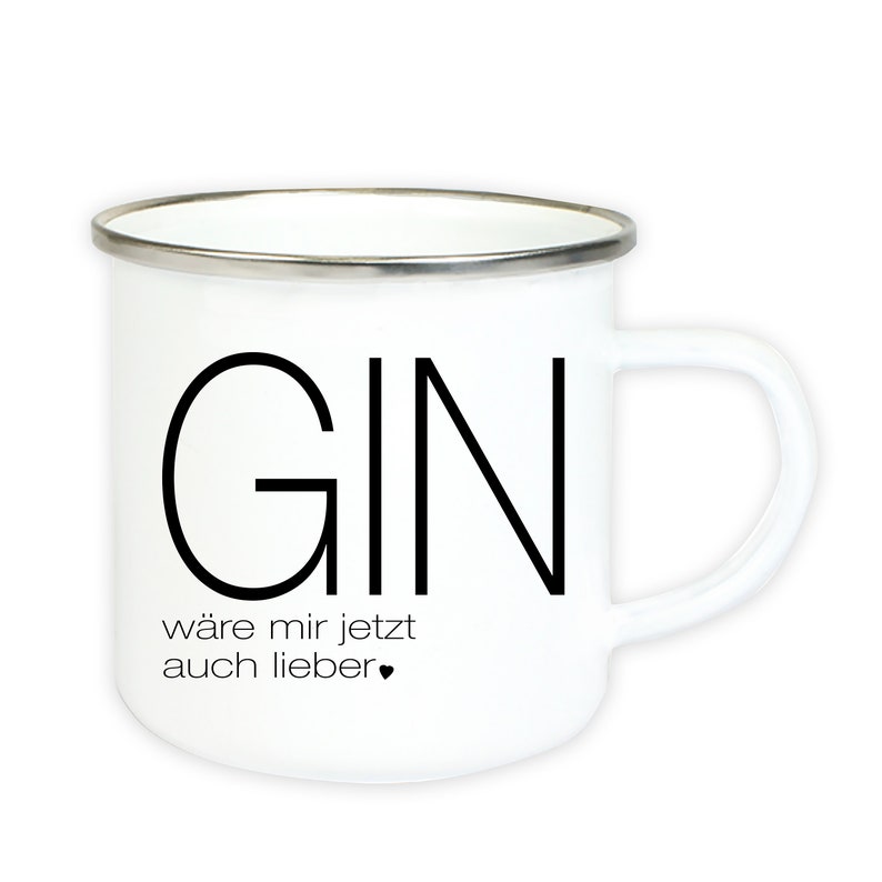 Puede incluir: Taza de esmalte blanco con un contorno negro de la palabra "GIN" y el texto "w&auml;re mir jetzt auch lieber" en negro.