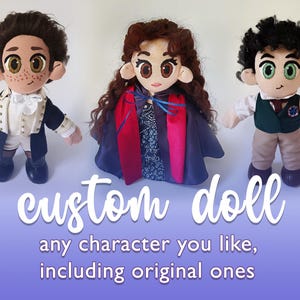 Puede incluir: Tres muñecas personalizadas con atuendos detallados y ojos grandes. Las muñecas visten un abrigo azul oscuro, una capa roja y azul y un chaleco verde. Se muestra el texto "custom doll" y "any character you like, including original ones".