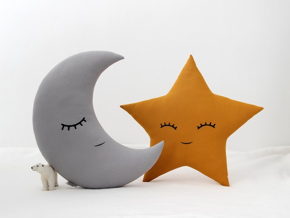 Cojines infantiles en forma de luna y estrella mostaza y gris -  España