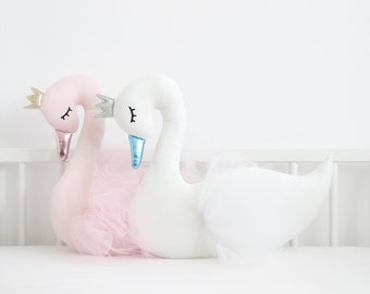 Almohada de cisne con alas de tul ~ Decoración de cisne para niñas y niños para guardería ~ Cisne princesa ~ Regalo de nieta