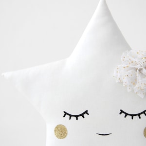 Biała poduszka w kształcie gwiazdy z brokatem i tiulem do wystroju pokoju dziecięcego, wymarzony pomysł na prezent na baby shower dla dziewczynki, łóżko dla dzieci, niebo