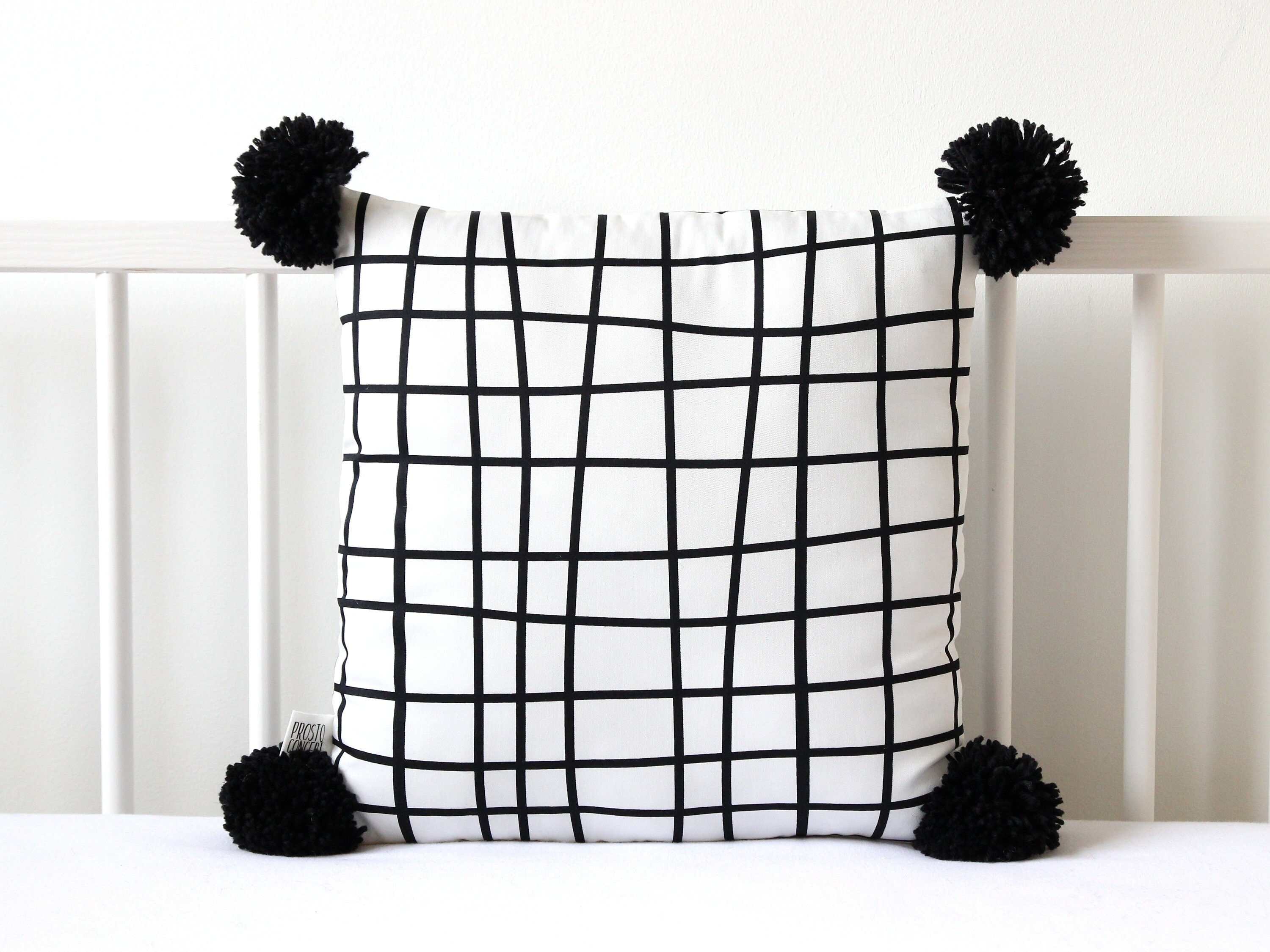 Coussin de Bébé Noir et Blanc, Oreiller Pompon, Décor Pépinière, Jet d'enfants