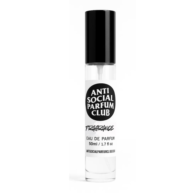 Peut inclure: Un flacon de parfum en verre transparent avec un bouchon noir. L'&eacute;tiquette porte le texte "ANTI SOCIAL PARFUM CLUB" dans un design circulaire, avec "FRAGRANCE" en dessous. Le flacon contient 50 ml d'Eau de Parfum.