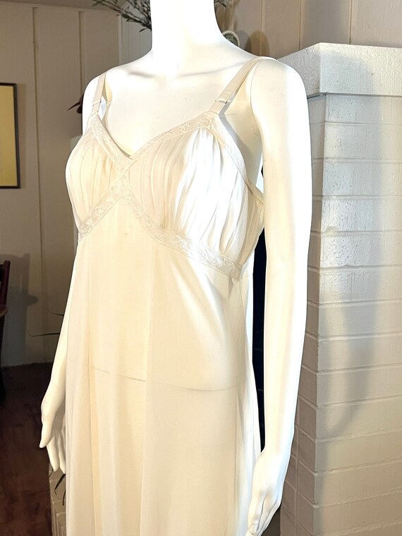 Vintage Full Slip size 38 Creamy White Soft Nylon Beautiful Wide, 38