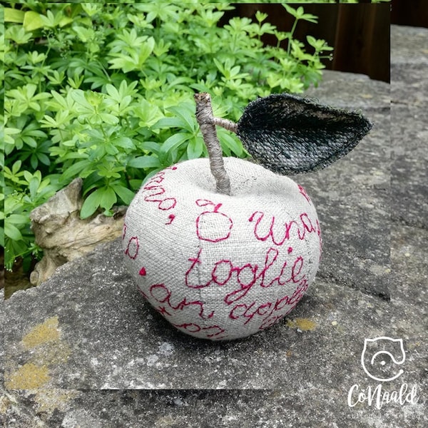 Pomme de broderie de lin avec texte brodé à la main. Phrase en italien et en anglais. Décor textile. OOAK