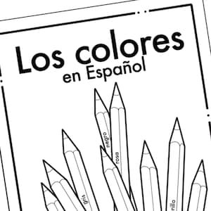 Op de afbeelding: Zwart-wit educatieve print met de tekst "Los colores en Espa&ntilde;ol" boven een cluster van potloden. Elk potlood is gelabeld met een Spaanse kleurnaam. De potloden zijn in een waaier gerangschikt.