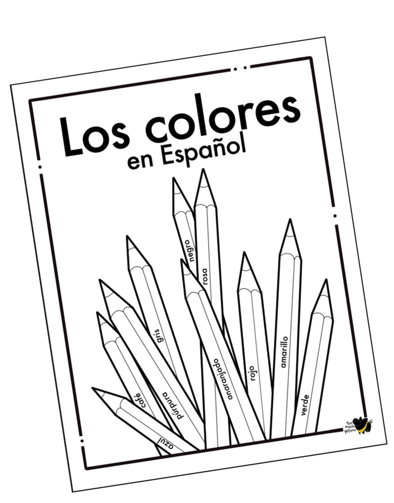 Op de afbeelding: Zwart-wit educatieve print met de tekst "Los colores en Espa&ntilde;ol" boven een cluster van potloden. Elk potlood is gelabeld met een Spaanse kleurnaam. De potloden zijn in een waaier gerangschikt.