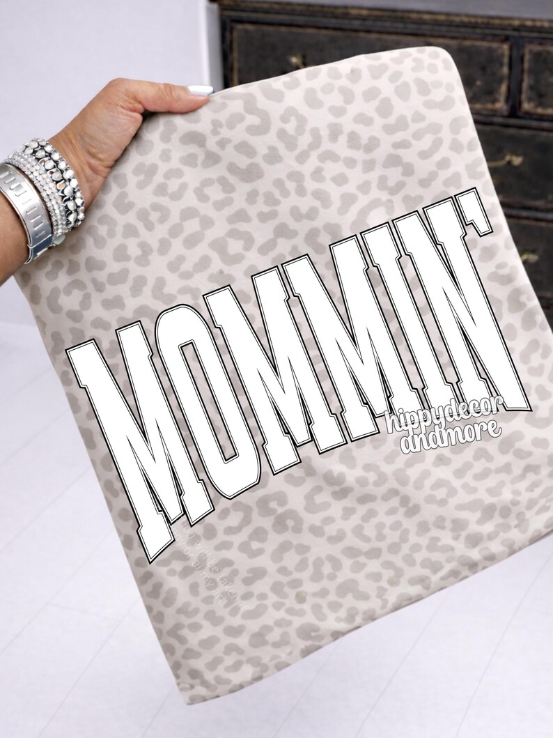 Mama PNG Mommin’ PNG Preppy PNG Trendy Spring Mom Shirt Design Cute Mom ...