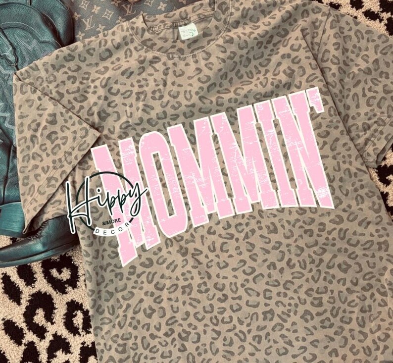 Mommin’ PNG Distressed Mama PNG Preppy PNG Trendy Spring Mom Shirt ...