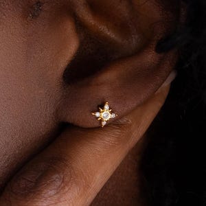 Caitlyn Minimalistのパヴェノーススターイヤリング • 天体スクリューバックイヤリング • 繊細なダイヤモンドスタッドイヤリング • 彼女へのユニークなギフト • ER622