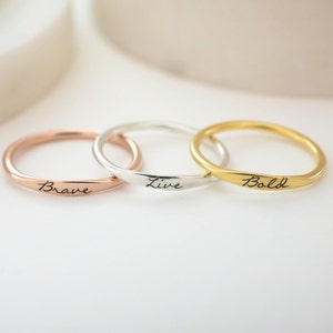 Gepersonaliseerde magere ring Aangepaste naamring Mantraring Ring voor kindernamen Kraamcadeau Stapelring Moedercadeau RM21F100 afbeelding 1