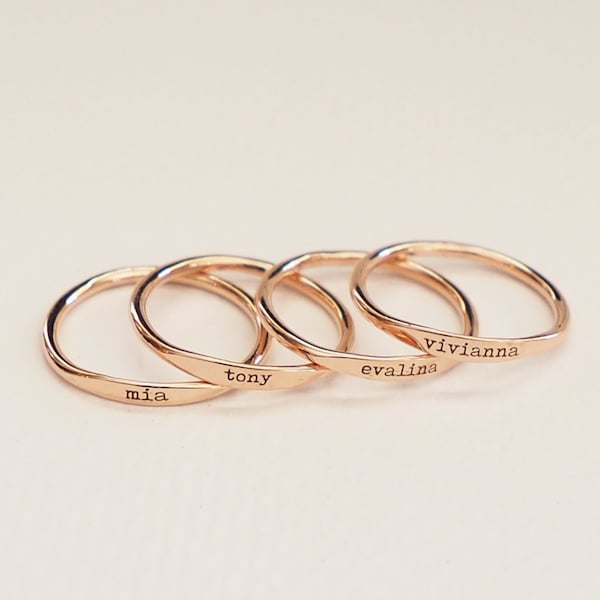 Bague prénom délicate personnalisée • Superposition d'anneaux personnalisée • Bague personnalisée fine • Cadeau de demoiselles d'honneur • Cadeau prénom pour bébé, maman • CADEAU POUR MAMAN • RM21F31