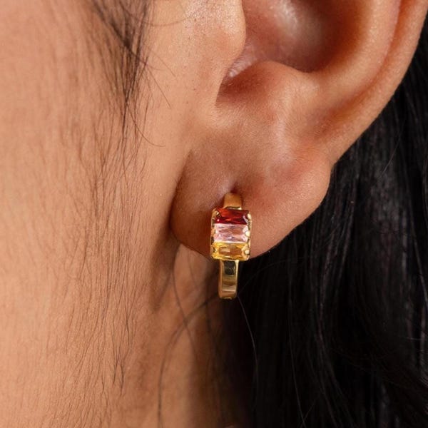 Pendientes con múltiples piedras de nacimiento baguette de Caitlyn Minimalist • Aros Huggie con piedras preciosas de colores • Joyería personalizada • Regalo para ella • CM108