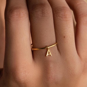Delicado anillo con inicial de Caitlyn Minimalist • Anillo con dije de letra colgante personalizado • Joyas personalizadas • Regalo de cumpleaños para ella • RM166F77