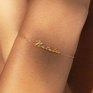 Pulsera pequeña personalizada con nombre de Caitlyn Minimalist • Pulsera delicada con capas • Joyería con nombre personalizado • Regalo perfecto para mamá • BM54F78