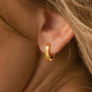 Ribbed Rectangle Link Hoops by Caitlyn Minimalist • Minimalist Huggie Earrings • Geometric Link Rectangle Earrings • Gift for Mom • ER293