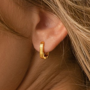 Ribbed Rectangle Link Hoops by Caitlyn Minimalist • Minimalist Huggie Earrings • Geometric Link Rectangle Earrings • Gift for Mom • ER293