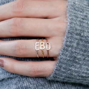 Bague initiale latérale • Bague en argent sterling • Bague superposable • Bague prénom personnalisée • Cadeau personnalisé • Cadeau mère • Bagues prénom bébé • RM09F39