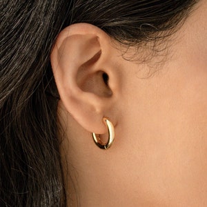 Créoles audacieuses de tous les jours par Caitlyn Minimalist • Les boucles d'oreilles en or les plus préférées • Les boucles d'oreilles simples parfaites pour elle • Des cadeaux pour elle • ER122