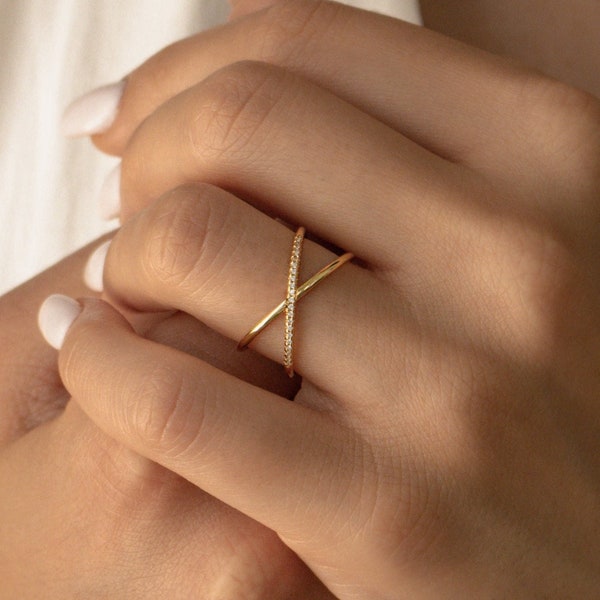 Pave X-Ring von CaitlynMinimalist • Überkreuzter Diamantring • Ewigkeitsring • Minimalistischer Schmuck • Doppelbandring • Geschenk für Sie • RR045