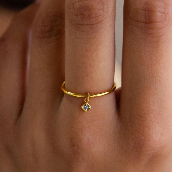 Bague pendante avec pierre de naissance par Caitlyn Minimalist • Bague personnalisée avec pierres précieuses en forme de diamant • Bague fine • Bijoux délicats • Cadeau pour elle • RM169