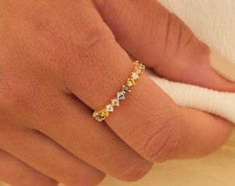 Bague minimaliste en cristal arc-en-ciel par Caitlyn • Bague en or et diamants colorés • Bijoux bohèmes de tous les jours en pierres précieuses • Cadeau d'anniversaire pour meilleur ami • RR054