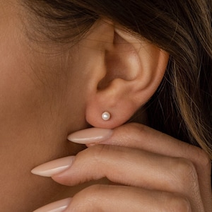 Puces d'oreilles en perles délicates par Caitlyn Minimalist Bijoux en perles de tous les jours Boucles d'oreilles minimalistes empilables Cadeaux pour proposition de demoiselle d'honneur ER316 18K GOLD