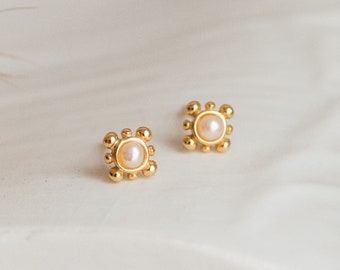 Clous d'oreilles en perles par Caitlyn Minimalist • Boucles d'oreilles en perles délicates en or et en argent • Bijoux bohèmes • Cadeau parfait pour elle • ER263