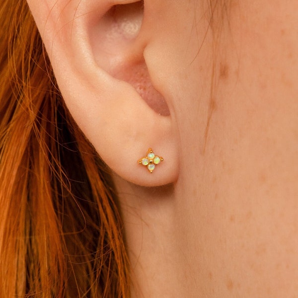 Opal Efeu Blüten Ohrstecker von Caitlyn Minimalist • Zierliche Blüten Ohrringe, Knorpel Ohrringe • Opal Schmuck • Brautjungfer Schmuck • ER420