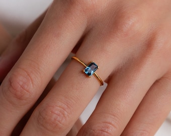 Blauer Topas-Geburtssteinring von Caitlyn Minimalistisch • Ring im Smaragdschliff im Vintage-Stil • Zierlicher blauer Kristallschmuck • Verlobungsgeschenk • RR115