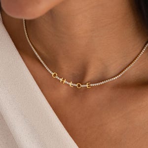 Collar con letra de tenis de diamantes de Caitlyn Minimalist • Collar con dije de nombre personalizado • Joyería personalizada • Regalo perfecto para ella • NM208F77